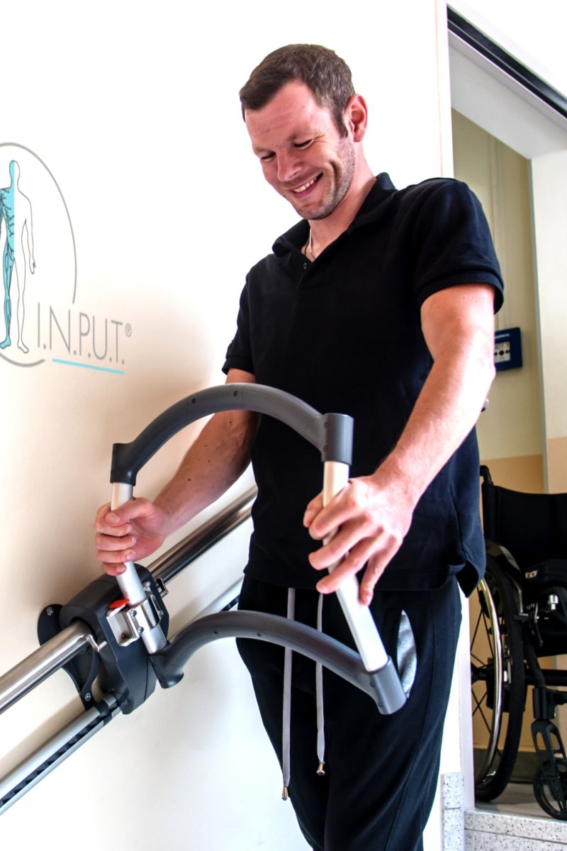 Ryggmärgsskadad patientutbildning med AssiStep-trappklättringshjälpen